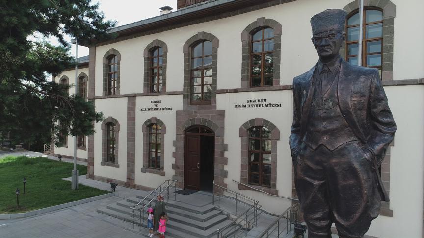 ATATÜRK EVİ VE KONGRE BİNASI KIRMIZI ÇİZGİMİZDİR